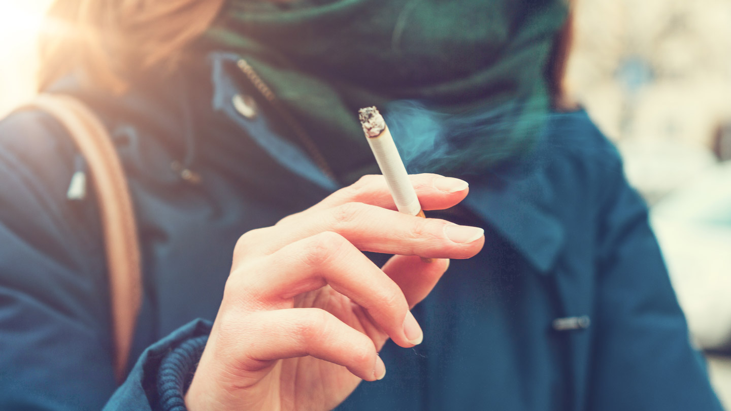 Quienes lían sus cigarrillos fuman menos pero inhalan más nicotina